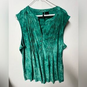 NEW DIRECTIONS CURVY.  SHADES OF GREEN RAISED DESIGN. SIZE 2X  SLEEVELESS TOP